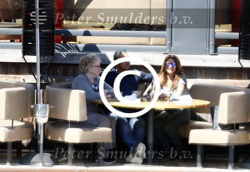 Amsterdam 9 mei 2016
Ruud Gullit aan het lunchen bij the harbour club met zijn moeder Ria en vriendin Karin de Rooij.