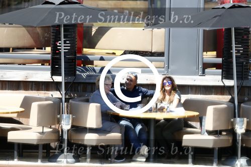 Amsterdam 9 mei 2016
Ruud Gullit aan het lunchen bij the harbour club met zijn moeder Ria en vriendin Karin de Rooij.