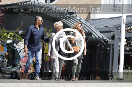 Amsterdam 9 mei 2016
Ruud Gullit aan het lunchen bij the harbour club met zijn moeder Ria en vriendin Karin de Rooij.