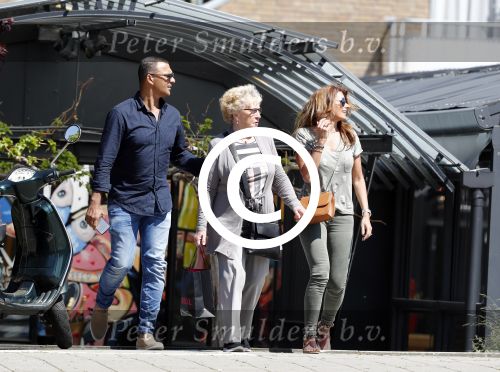 Amsterdam 9 mei 2016
Ruud Gullit aan het lunchen bij the harbour club met zijn moeder Ria en vriendin Karin de Rooij.
