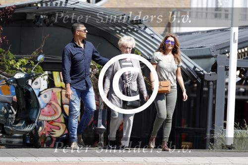 Amsterdam 9 mei 2016
Ruud Gullit aan het lunchen bij the harbour club met zijn moeder Ria en vriendin Karin de Rooij.