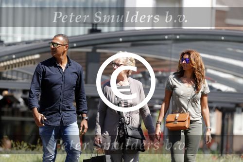 Amsterdam 9 mei 2016
Ruud Gullit aan het lunchen bij the harbour club met zijn moeder Ria en vriendin Karin de Rooij.
