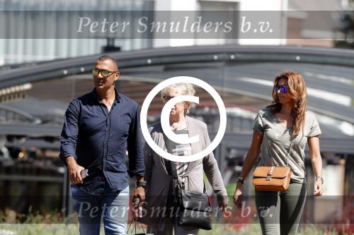 Amsterdam 9 mei 2016
Ruud Gullit aan het lunchen bij the harbour club met zijn moeder Ria en vriendin Karin de Rooij.