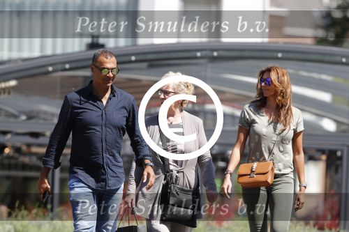 Amsterdam 9 mei 2016
Ruud Gullit aan het lunchen bij the harbour club met zijn moeder Ria en vriendin Karin de Rooij.