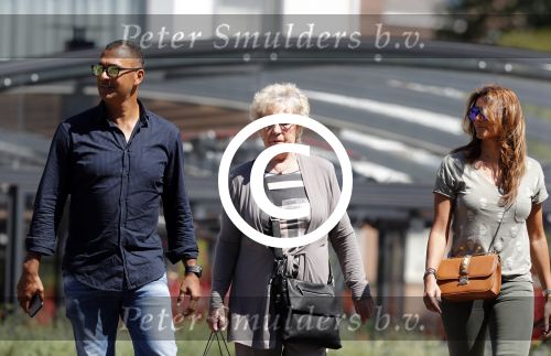 Amsterdam 9 mei 2016
Ruud Gullit aan het lunchen bij the harbour club met zijn moeder Ria en vriendin Karin de Rooij.