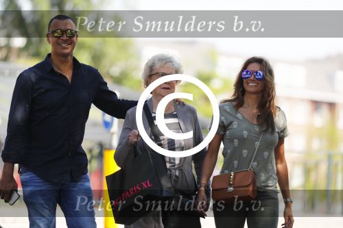 Amsterdam 9 mei 2016
Ruud Gullit aan het lunchen bij the harbour club met zijn moeder Ria en vriendin Karin de Rooij.