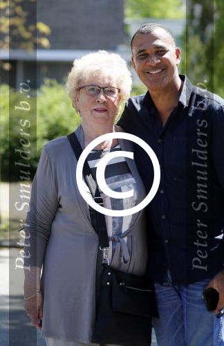 Amsterdam 9 mei 2016
Ruud Gullit aan het lunchen bij the harbour club met zijn moeder Ria en vriendin Karin de Rooij.