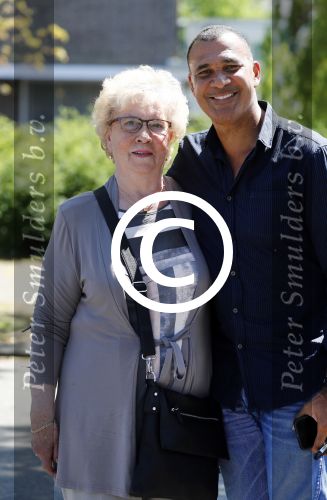 Amsterdam 9 mei 2016
Ruud Gullit aan het lunchen bij the harbour club met zijn moeder Ria en vriendin Karin de Rooij.