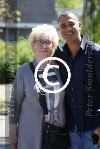 Amsterdam 9 mei 2016
Ruud Gullit aan het lunchen bij the harbour club met zijn moeder Ria en vriendin Karin de Rooij.