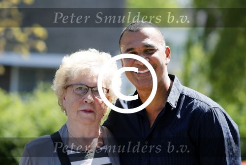 Amsterdam 9 mei 2016
Ruud Gullit aan het lunchen bij the harbour club met zijn moeder Ria en vriendin Karin de Rooij.