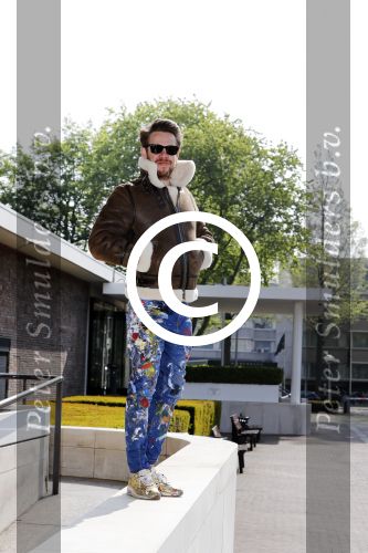 Amsterdam 17 mei 2016
Selwyn Senatori beschildert een piano waarop Xander de Buisonje speelt .
De opbrengst is voor dance4life.
Event was in het Hilton hotel.