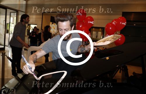 Amsterdam 17 mei 2016
Selwyn Senatori beschildert een piano waarop Xander de Buisonje speelt .
De opbrengst is voor dance4life.
Event was in het Hilton hotel.