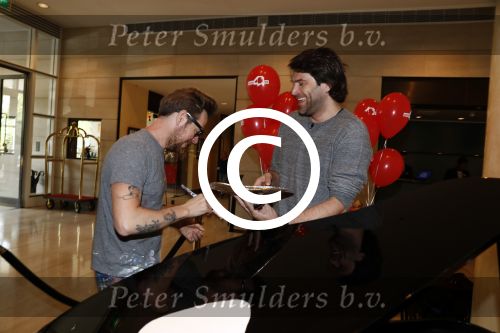 Amsterdam 17 mei 2016
Selwyn Senatori beschildert een piano waarop Xander de Buisonje speelt .
De opbrengst is voor dance4life.
Event was in het Hilton hotel.