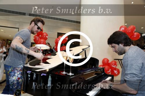 Amsterdam 17 mei 2016
Selwyn Senatori beschildert een piano waarop Xander de Buisonje speelt .
De opbrengst is voor dance4life.
Event was in het Hilton hotel.