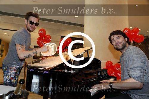 Amsterdam 17 mei 2016
Selwyn Senatori beschildert een piano waarop Xander de Buisonje speelt .
De opbrengst is voor dance4life.
Event was in het Hilton hotel.