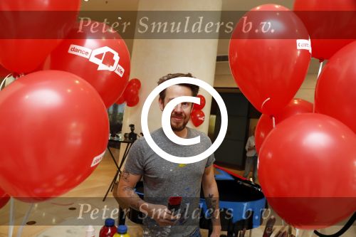 Amsterdam 17 mei 2016
Selwyn Senatori beschildert een piano waarop Xander de Buisonje speelt .
De opbrengst is voor dance4life.
Event was in het Hilton hotel.