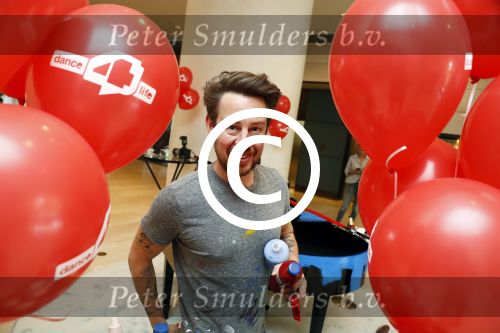 Amsterdam 17 mei 2016
Selwyn Senatori beschildert een piano waarop Xander de Buisonje speelt .
De opbrengst is voor dance4life.
Event was in het Hilton hotel.