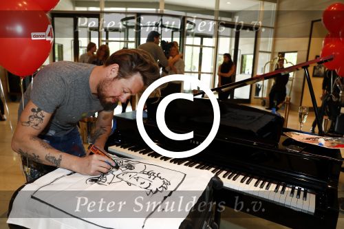 Amsterdam 17 mei 2016
Selwyn Senatori beschildert een piano waarop Xander de Buisonje speelt .
De opbrengst is voor dance4life.
Event was in het Hilton hotel.