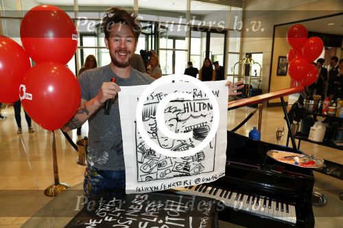 Amsterdam 17 mei 2016
Selwyn Senatori beschildert een piano waarop Xander de Buisonje speelt .
De opbrengst is voor dance4life.
Event was in het Hilton hotel.