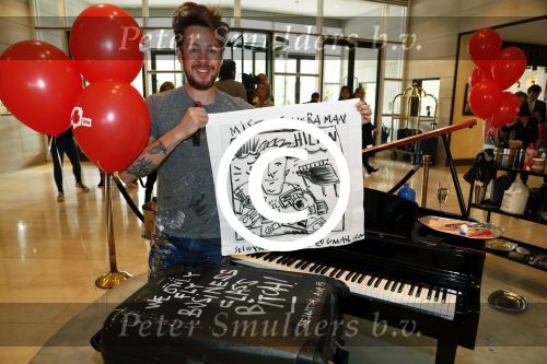 Amsterdam 17 mei 2016
Selwyn Senatori beschildert een piano waarop Xander de Buisonje speelt .
De opbrengst is voor dance4life.
Event was in het Hilton hotel.