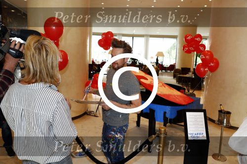 Amsterdam 17 mei 2016
Selwyn Senatori beschildert een piano waarop Xander de Buisonje speelt .
De opbrengst is voor dance4life.
Event was in het Hilton hotel.