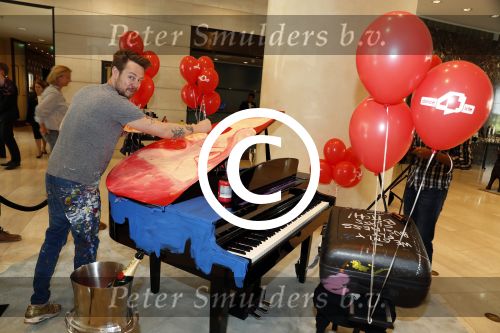 Amsterdam 17 mei 2016
Selwyn Senatori beschildert een piano waarop Xander de Buisonje speelt .
De opbrengst is voor dance4life.
Event was in het Hilton hotel.