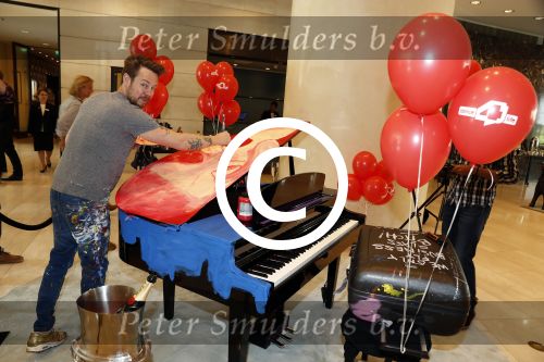 Amsterdam 17 mei 2016
Selwyn Senatori beschildert een piano waarop Xander de Buisonje speelt .
De opbrengst is voor dance4life.
Event was in het Hilton hotel.