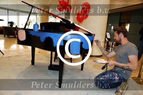 Amsterdam 17 mei 2016
Selwyn Senatori beschildert een piano waarop Xander de Buisonje speelt .
De opbrengst is voor dance4life.
Event was in het Hilton hotel.