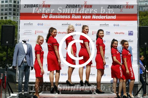 Amsterdam 12 mei 2016 
Tess Milne presenteert de business Run op de zuidas. De promotie dames zijn van Stella agency.