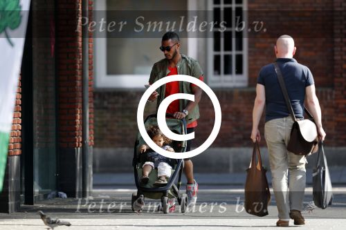 Amsterdam 7 mei 2016 
Sunnery James met zijn dochter Myllena Mae aan het wandelen.