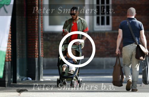 Amsterdam 7 mei 2016 
Sunnery James met zijn dochter Myllena Mae aan het wandelen.