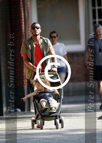 Amsterdam 7 mei 2016 
Sunnery James met zijn dochter Myllena Mae aan het wandelen.