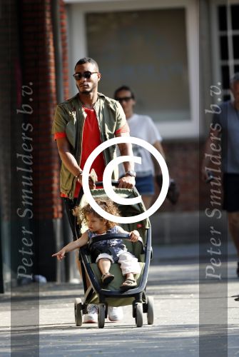 Amsterdam 7 mei 2016 
Sunnery James met zijn dochter Myllena Mae aan het wandelen.