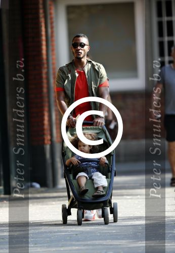Amsterdam 7 mei 2016 
Sunnery James met zijn dochter Myllena Mae aan het wandelen.