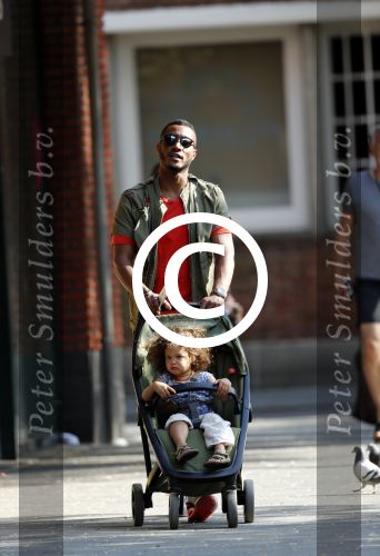 Amsterdam 7 mei 2016 
Sunnery James met zijn dochter Myllena Mae aan het wandelen.