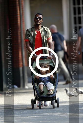 Amsterdam 7 mei 2016 
Sunnery James met zijn dochter Myllena Mae aan het wandelen.