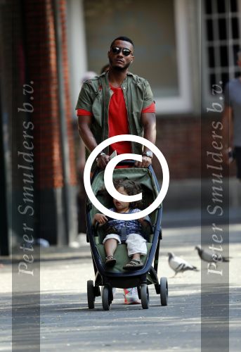 Amsterdam 7 mei 2016 
Sunnery James met zijn dochter Myllena Mae aan het wandelen.