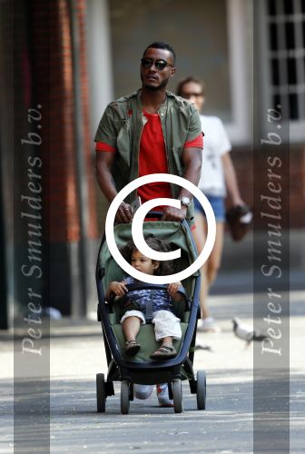 Amsterdam 7 mei 2016 
Sunnery James met zijn dochter Myllena Mae aan het wandelen.