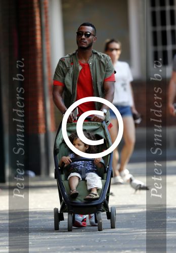 Amsterdam 7 mei 2016 
Sunnery James met zijn dochter Myllena Mae aan het wandelen.