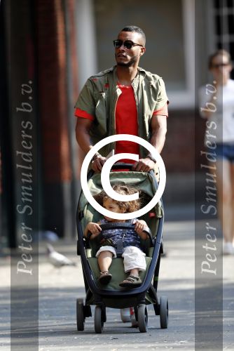 Amsterdam 7 mei 2016 
Sunnery James met zijn dochter Myllena Mae aan het wandelen.