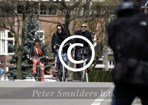 Amsterdam 18 april 2016 
Susan Visser met een kennis uit USA op de fiets en aan het shoppen in Amsterdam zuid.