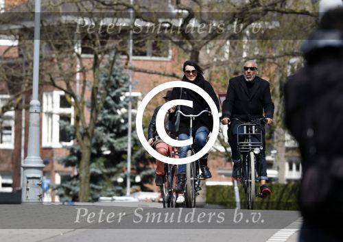 Amsterdam 18 april 2016 
Susan Visser met een kennis uit USA op de fiets en aan het shoppen in Amsterdam zuid.