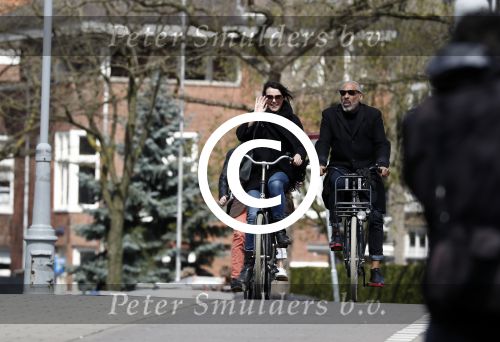 Amsterdam 18 april 2016 
Susan Visser met een kennis uit USA op de fiets en aan het shoppen in Amsterdam zuid.