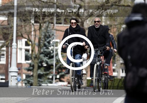 Amsterdam 18 april 2016 
Susan Visser met een kennis uit USA op de fiets en aan het shoppen in Amsterdam zuid.
