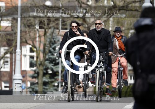 Amsterdam 18 april 2016 
Susan Visser met een kennis uit USA op de fiets en aan het shoppen in Amsterdam zuid.