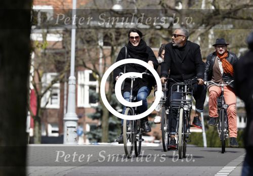 Amsterdam 18 april 2016 
Susan Visser met een kennis uit USA op de fiets en aan het shoppen in Amsterdam zuid.