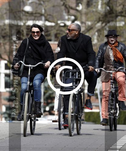 Amsterdam 18 april 2016 
Susan Visser met een kennis uit USA op de fiets en aan het shoppen in Amsterdam zuid.