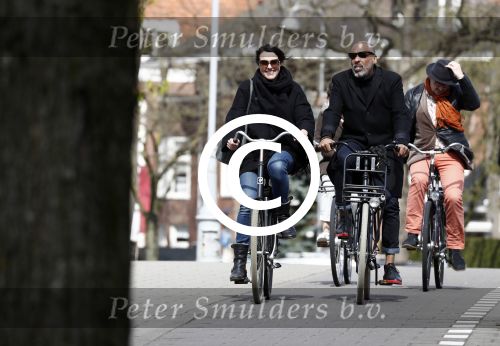 Amsterdam 18 april 2016 
Susan Visser met een kennis uit USA op de fiets en aan het shoppen in Amsterdam zuid.
