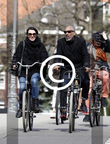 Amsterdam 18 april 2016 
Susan Visser met een kennis uit USA op de fiets en aan het shoppen in Amsterdam zuid.