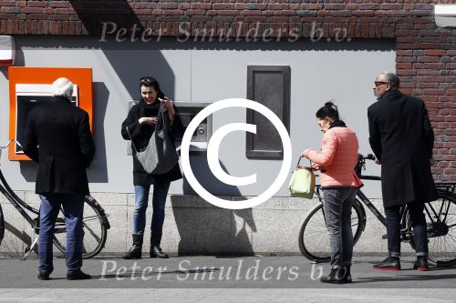 Amsterdam 18 april 2016 
Susan Visser met een kennis uit USA op de fiets en aan het shoppen in Amsterdam zuid.
